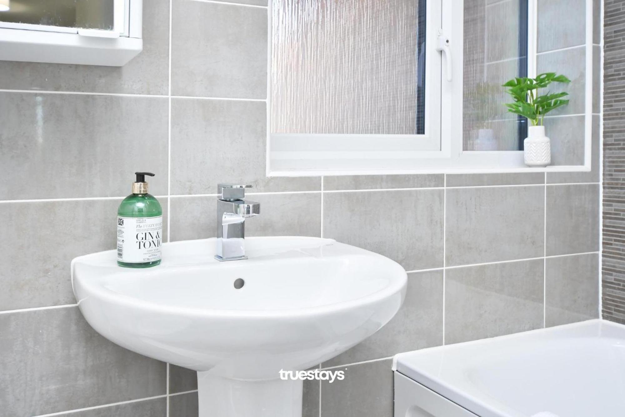 Regal House By True Stays - 3 Bedroom House In Stoke-On-Trent Buitenkant foto