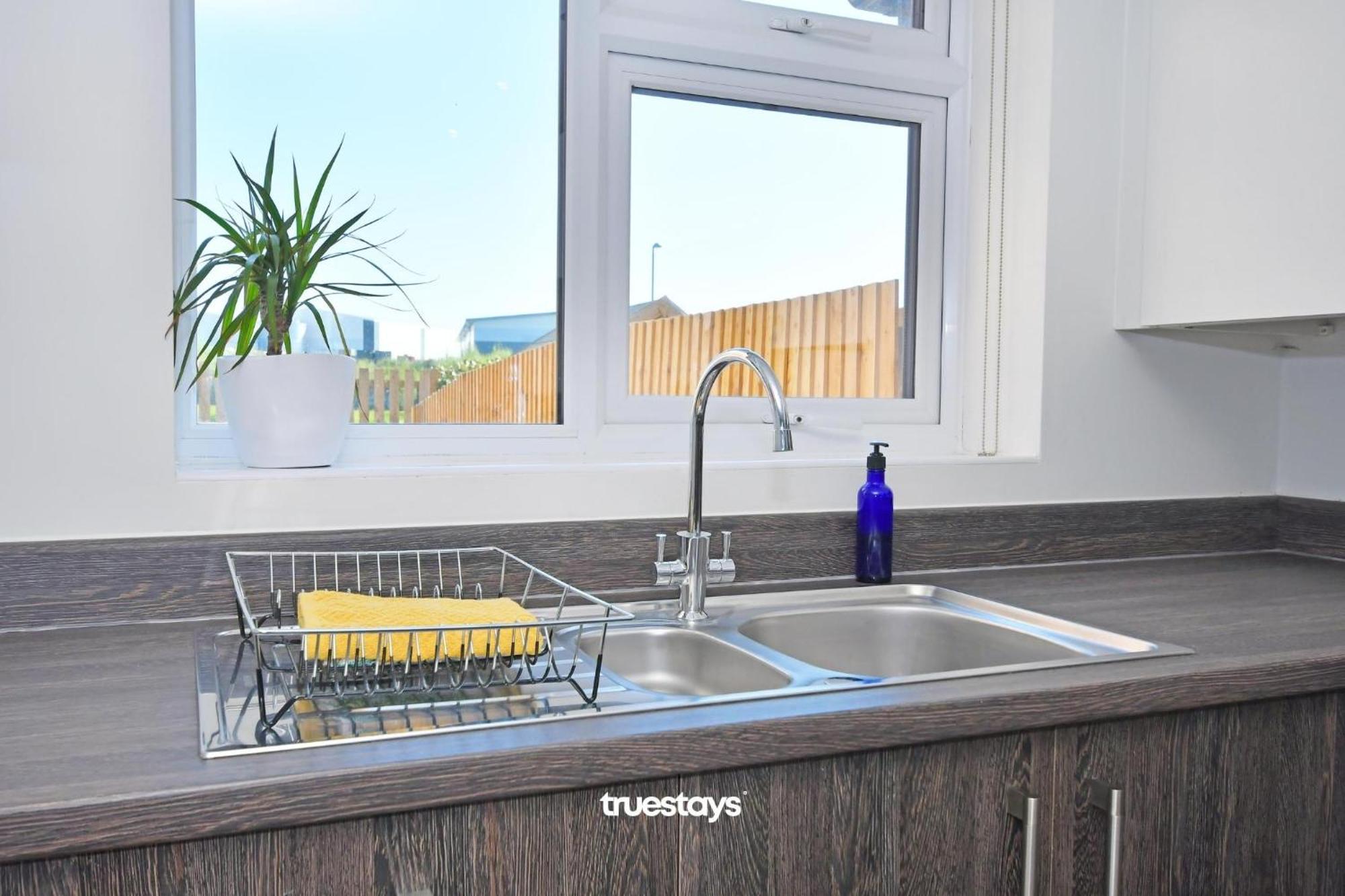 Regal House By True Stays - 3 Bedroom House In Stoke-On-Trent Buitenkant foto