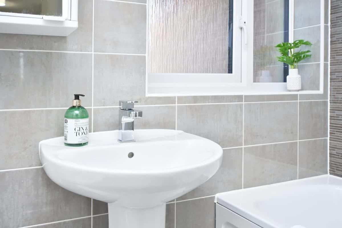 Regal House By True Stays - 3 Bedroom House In Stoke-On-Trent Buitenkant foto